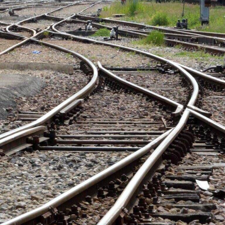 Corpo di una donna sui binari a Desio, circolazione treni rallentata in Brianza binari 768x768