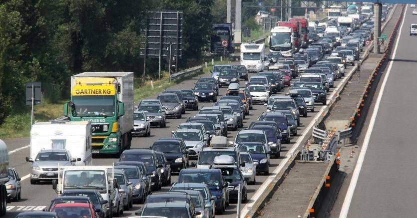 Incidente in autostrada, 8 chilometri di coda fra Origgio e Busto Arsizio Ribaltamento in autostrada