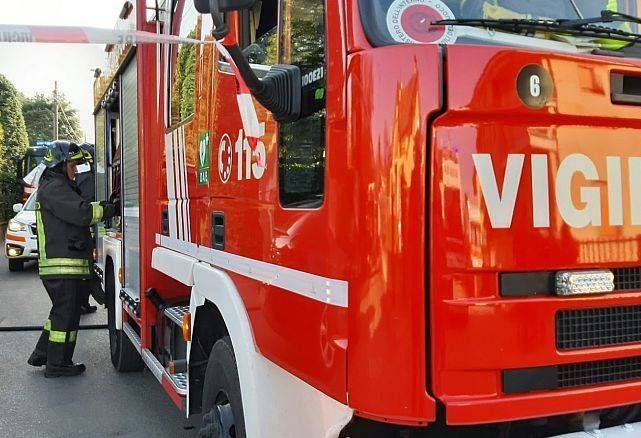 Incidente ferroviario a Milano: container contro treno viaggiatori vicino a stazione Greco vigili fuoco