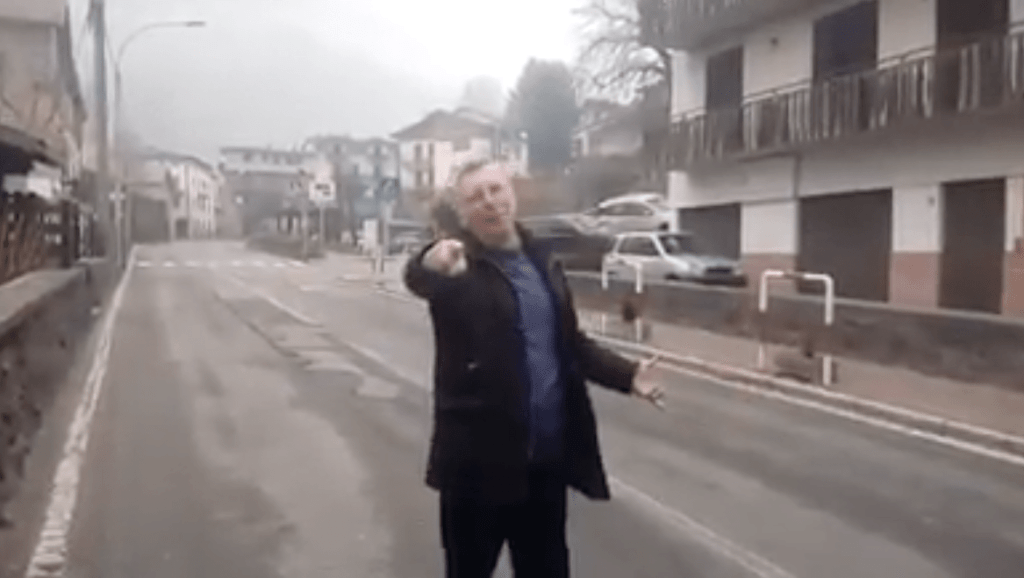 È il compleanno di don Bruno: auguri al prete che canta i Ricchi e Poveri ai matrimoni coronavirus don bruno maggioni 1024x578