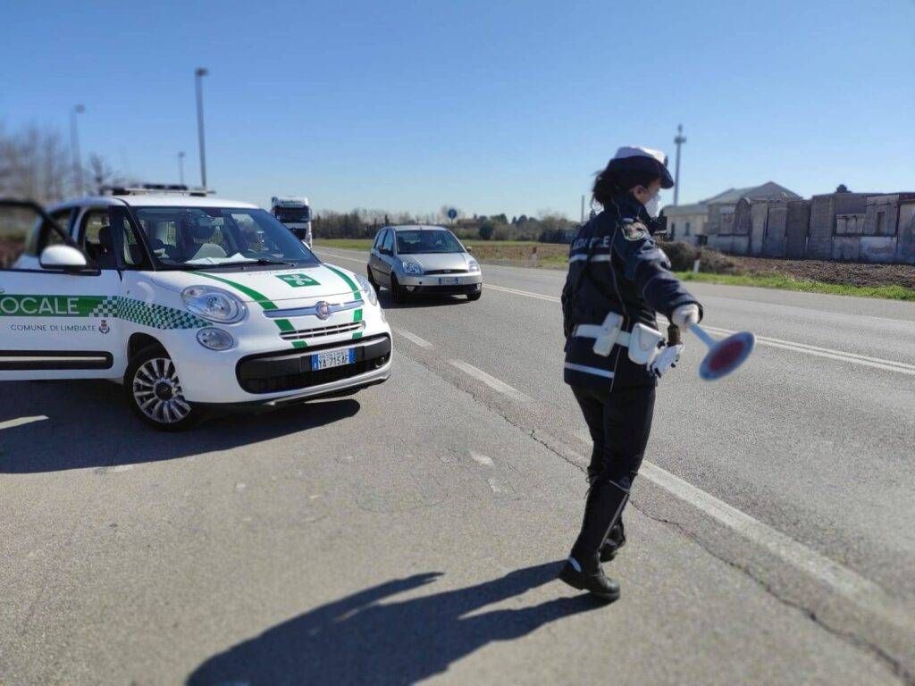 Limbiate, conducente rifiuta l’alcoltest, passeggeri nascondono i documenti, 4 denunce Polizia locale controlli