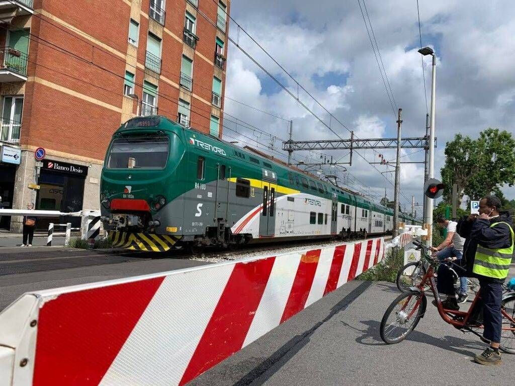 Tamponamento al passaggio a livello, treni in ritardo sulla linea di Paderno Dugnano passaggio a livello palazzolo 1024x768
