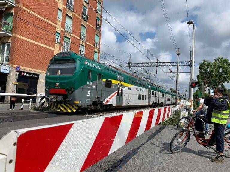 Tamponamento al passaggio a livello, treni in ritardo sulla linea di Paderno Dugnano passaggio a livello palazzolo 768x576