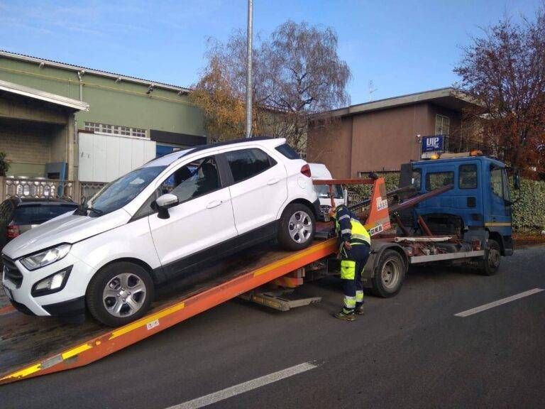 Caronno, auto senza assicurazione: “Attenzione, vi rovinate la vita” carroattrezzi assicurazioni polizia 768x576