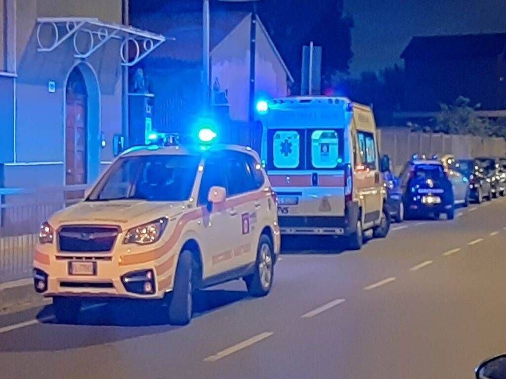 Bollate, uomo accoltellato in strada nel centro di Cassina Nuova automedica con ambulanza e carabinieri per TSO 1024x768