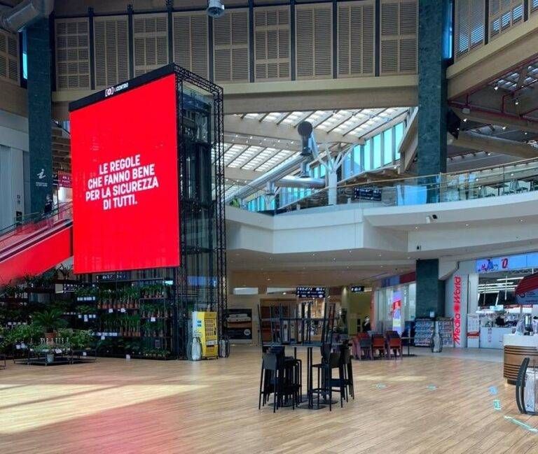Arese, le rubano il portafogli al centro commerciale, 2 bulgare arrestate e subito rilasciate L'interno del centro commerciale Il Centro di Arese