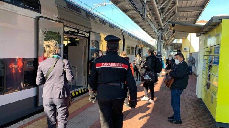 Furto con strappo sul treno, 4 giovani arrestati a Paderno Dugnano, ritrovata la refurtiva rapina treno carabinieri stazione