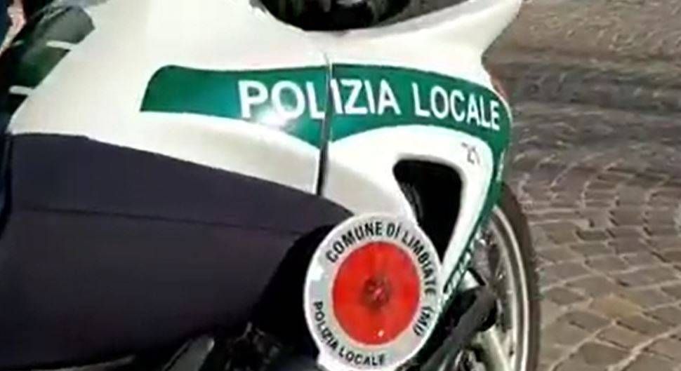 Limbiate, scambia due agenti di Polizia per clienti, esce dal bosco, getta due etti di hashish e fugge Senago motociclista incastrato tatuaggio