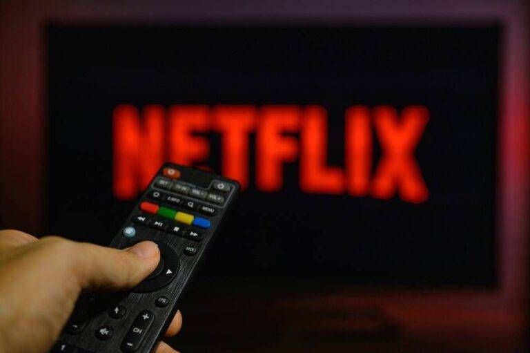 Aumento Netflix, nuovi prezzi da oggi per ogni formula di abbonamento netflix aumento