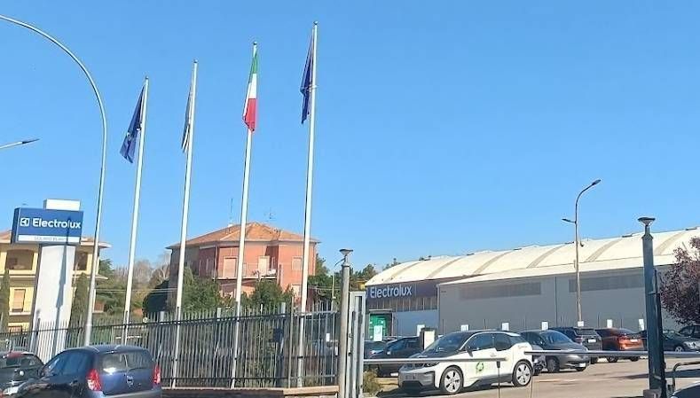 Tempesta Electrolux: allarme rosso a Solaro, annunciati 1.700 tagli in Italia, da domani sciopero Electrolux accordo esuberi incentivi