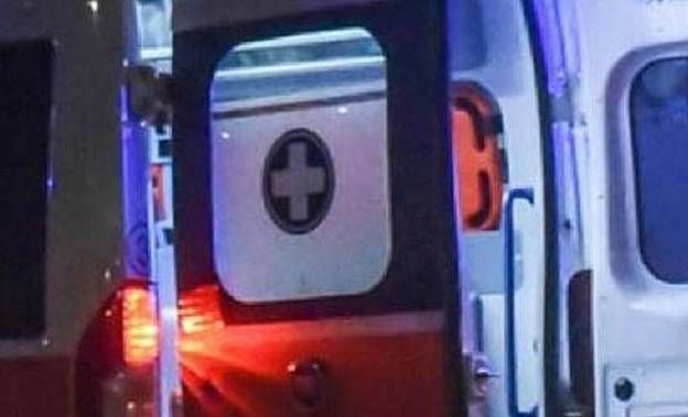 Incidente a Saronno, auto contro ostacolo, 5 feriti, 2 in codice giallo milano balcone donna
