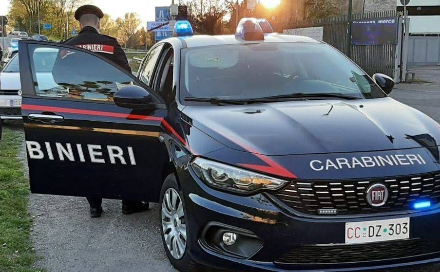 Si ferisce con una bottiglia vicino al Tigros di Gerenzano inseguimento carabinieri