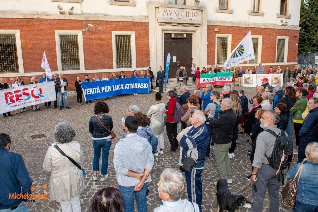 Omicidio Attanasio, un testimone sulla scena del delitto: interessi militari dietro l’agguato Manifestazione Luca Attanasio Limbiate