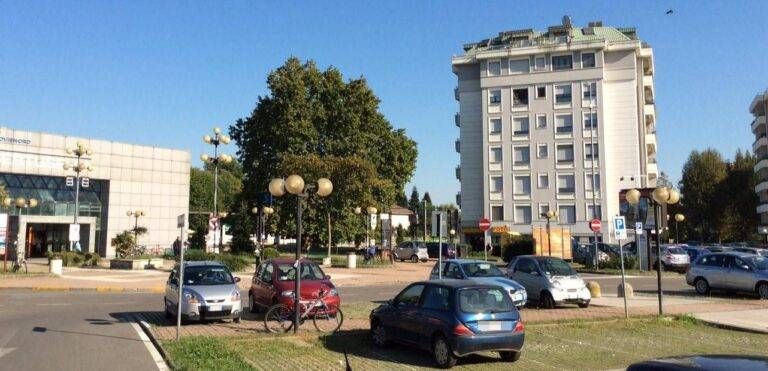 Gratta e sosta in stazione a Caronno? Ipotesi al vaglio: timori a Cesate, Garbagnate e Saronno parcheggi pendolari stazione zsd 768x371