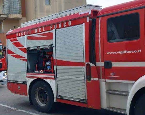 Saronno, s’incendia furgone in centro Baranzate intrappolato ascensore pompieri