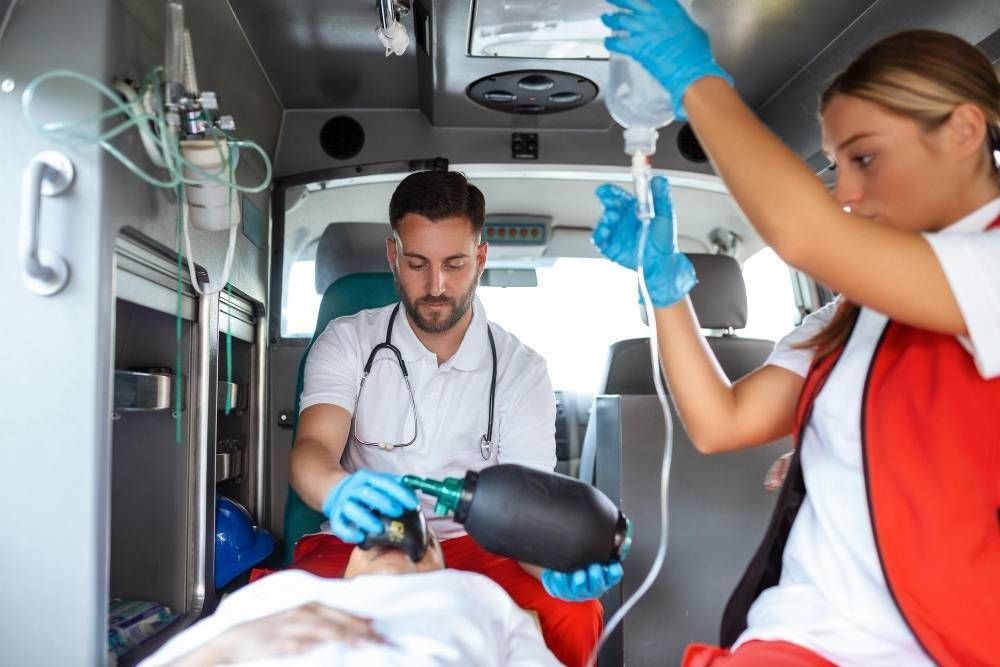 Misinto, grave malore alla fermata del bus, uomo di 60 anni in codice rosso malore bus misinto