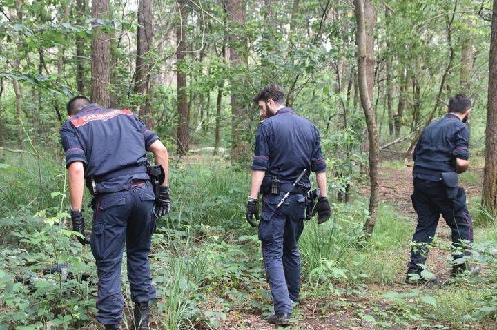 Solaro, spacciatori in fuga dai carabinieri abbandonano borsone pieno di droga carabinieri bosco groane1