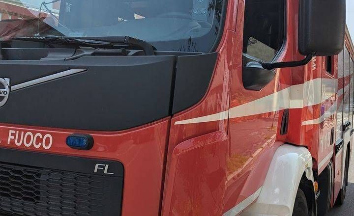 Cormano, incendio in appartamento, salvi i due giovani occupanti, tre vicini intossicati vigili del fuoco cormano