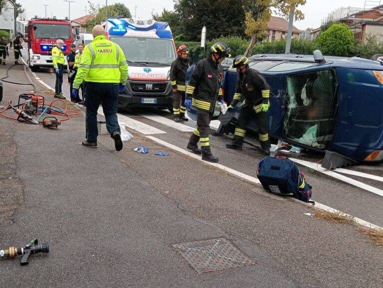 Auto ribaltata a Paderno, strada chiusa vicino alla clinica San Carlo 227ca134 4183 4542 8e00 470f28070a48 768x578