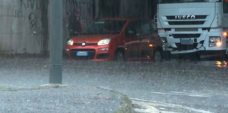 Maltempo, strade allagate intorno a Milano, auto bloccate, alberi caduti maltempo milano allagate