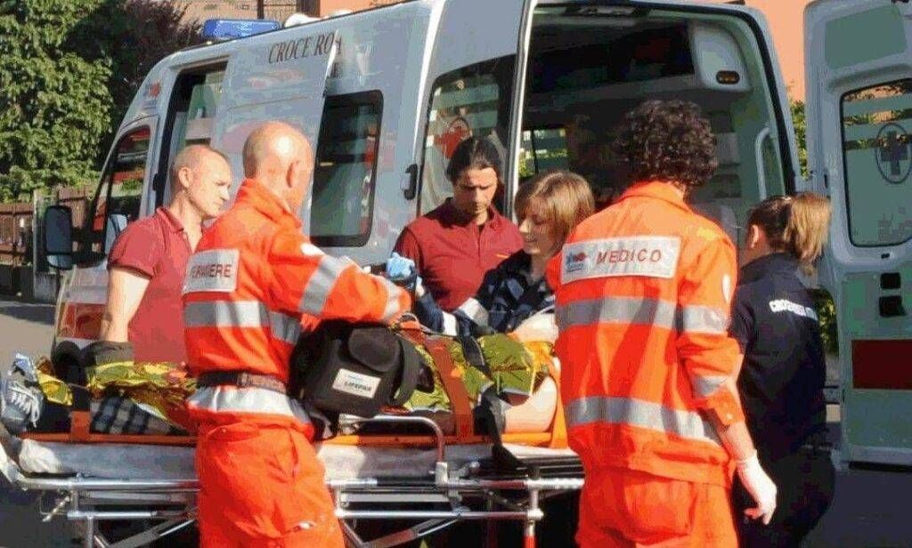 Cusano, acido muriatico sulla mano: pompieri e Cri all’Esselunga Cusano acido muriatico mano
