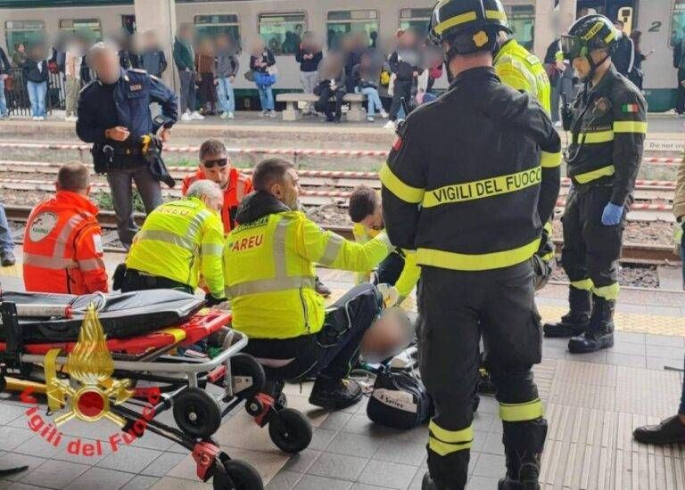 Monza, crolla pensilina su un viaggiatore: treni fermi per Milano, Bergamo e Lecco IMG 8398 768x550