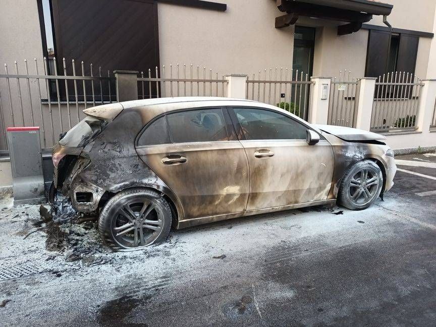 Incendio di un’auto parcheggiata questa notte a Limbiate incendio auto limbiate