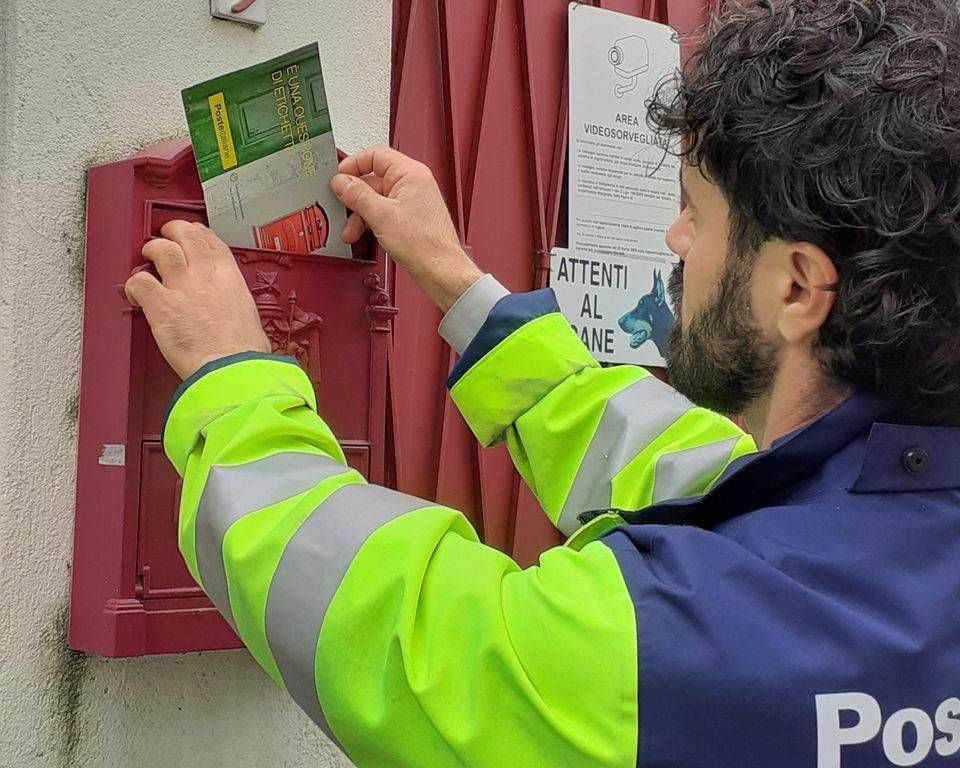 Saronno, i postini a caccia di destinatari: Poste Italiane invia le etichette da apporre alle cassette postino poste