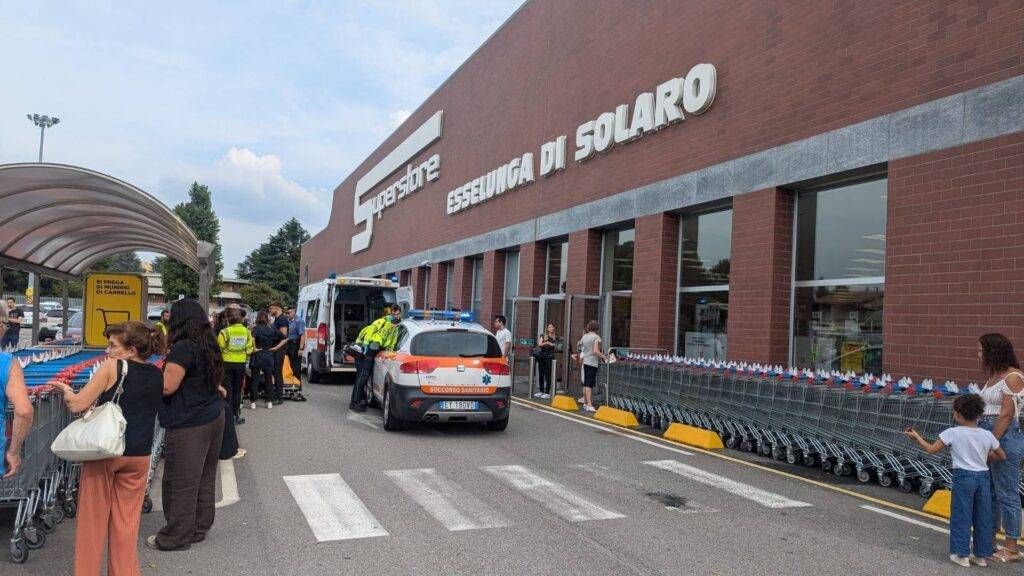 Evacuata l’Esselunga di Solaro: ipotesi spray al peperoncino nell’aria Esselunga Solaro evacuata