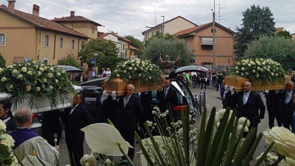 Paderno, è lutto cittadino: l’arrivo dei feretri per i funerali accolti da centinaia di persone d37a1595 b346 4504 84ac 7b3cf4d651e5 1 1024x576