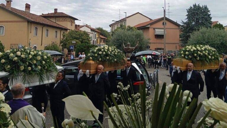 Paderno, è lutto cittadino: l’arrivo dei feretri per i funerali accolti da centinaia di persone d37a1595 b346 4504 84ac 7b3cf4d651e5 1 768x432