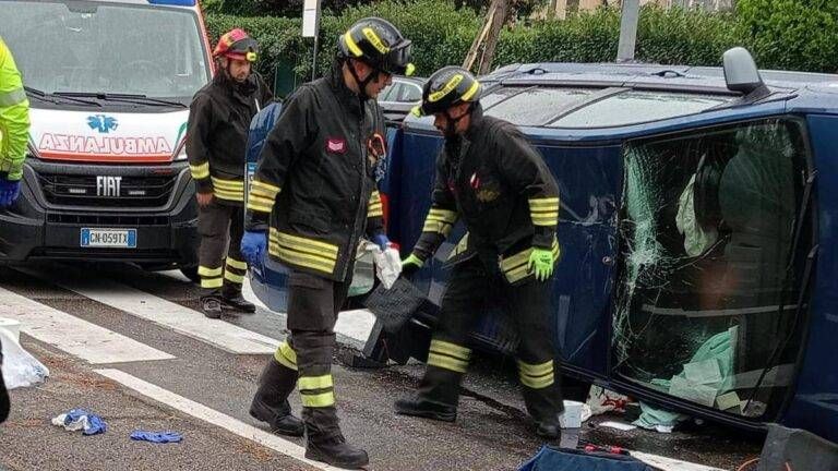 Incidente a Limbiate, auto ribaltata, uomo in codice rosso incidente limbiate ribaltata