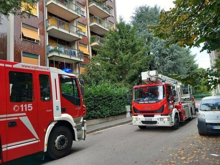 Baranzate, pezzi di marmo si staccano dal balcone, intervento dei Vigili del fuoco Baranzate balcone