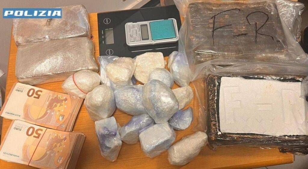 Baranzate, cocaina ed eroina: 4 kg di droga in cucina Baranzate droga cucina