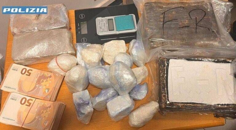 Baranzate, cocaina ed eroina: 4 kg di droga in cucina Baranzate droga cucina