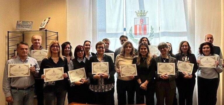 Bollate, il sindaco consegna l’Eccellenza a 18 dipendenti comunali Bollate sindaco premia