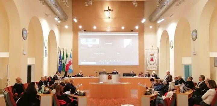 Saronno, mozione di sfiducia al sindaco, il consiglio comunale può farlo decadere Saronno sfiducia sindaco consiglio comunale