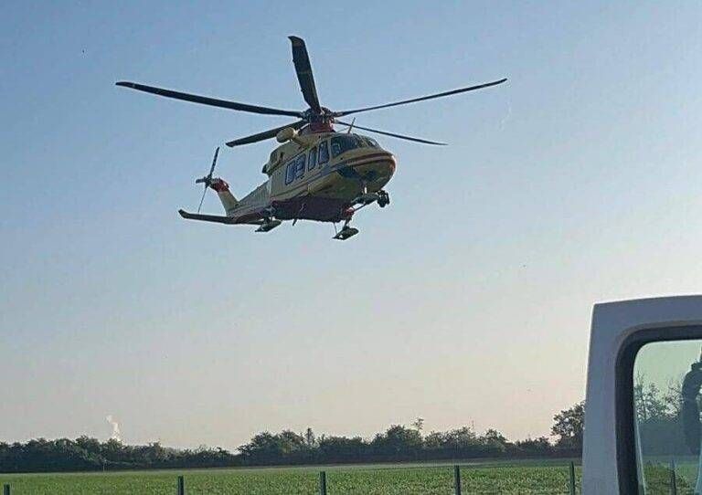 Grave incidente in Pedemontana a Lomazzo, scontro tra camion e autobus, almeno 30 feriti elicottero