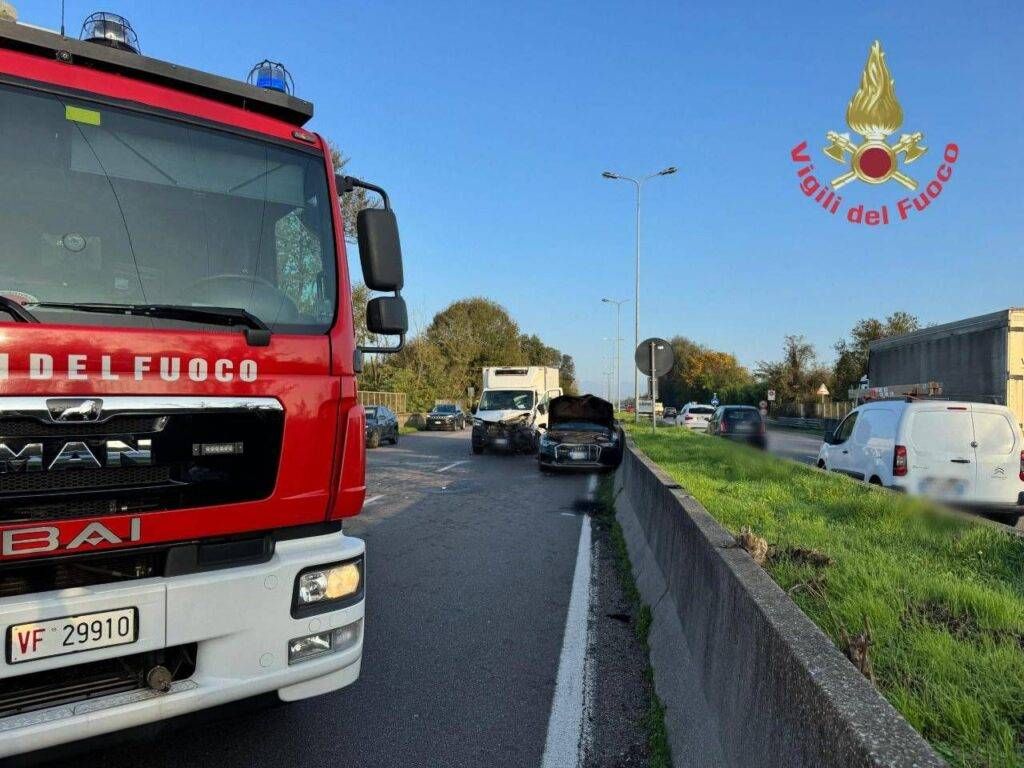 Milano Meda, auto si schianta contro guard rail: gravissimo il conducente incidente Milano-Meda