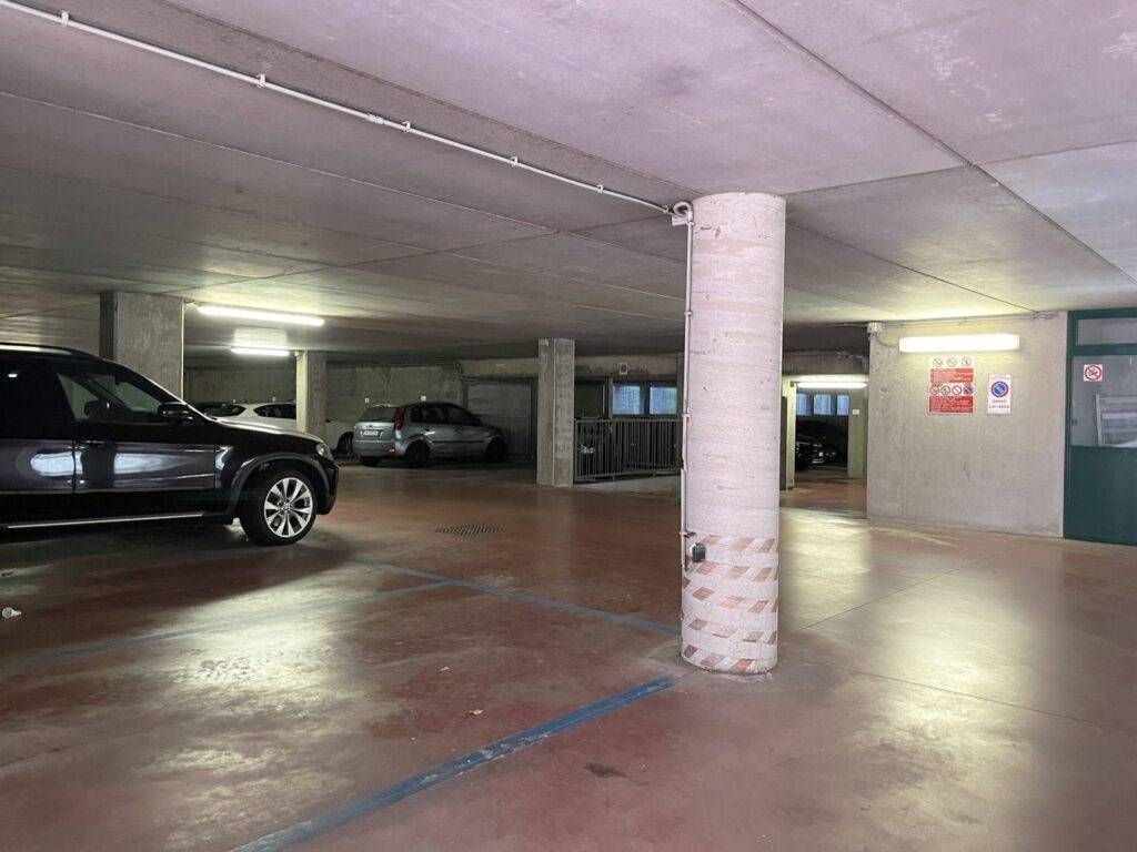 Caronno: cacciati i tossici dal parcheggio, auto danneggiate autosilo scaled 1 1024x768