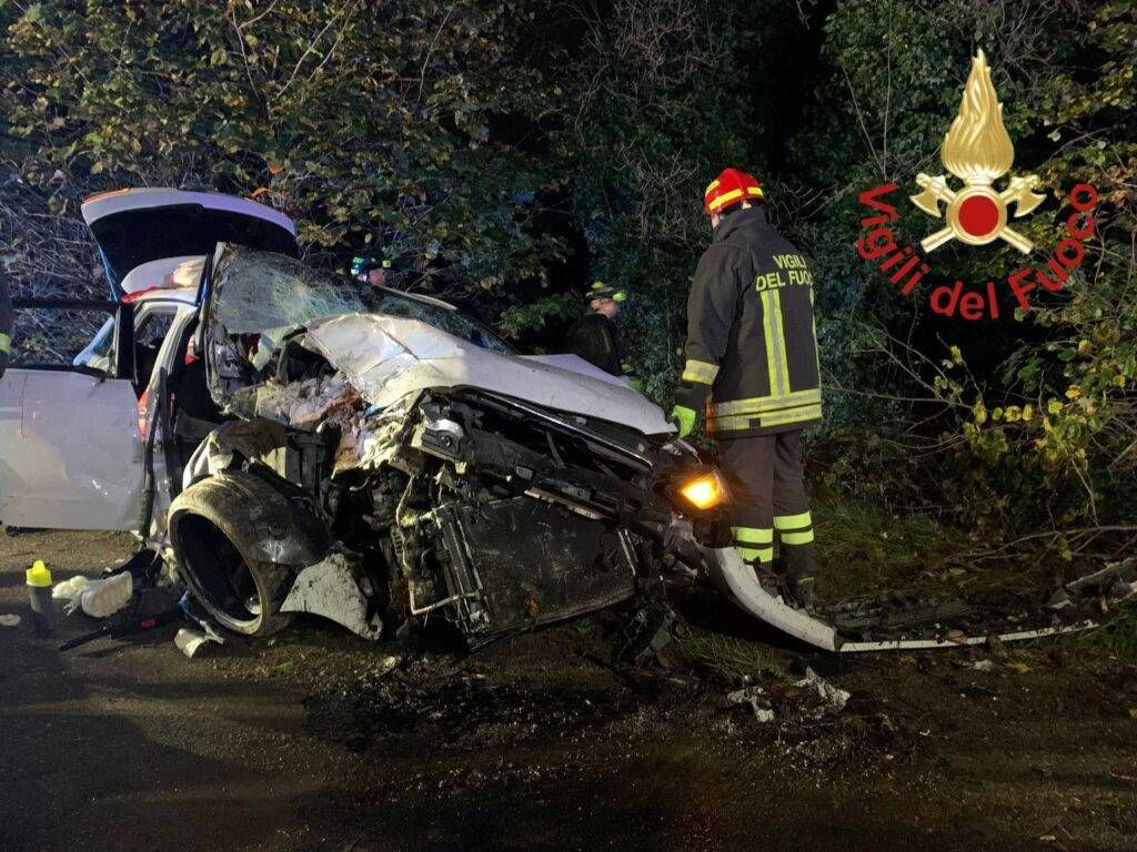 Incidente a Carugo oggi, auto fuori strada: un morto e 4 feriti gravi, tutti giovani Incidente giovanissimi