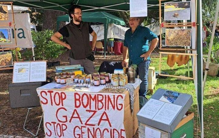 Annullata la multa all’apicoltore con lo striscione “stop bombing Gaza” apicoltore striscione gaza