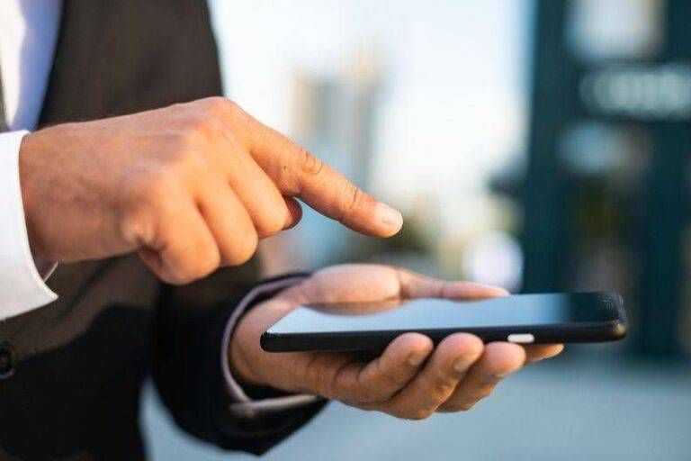 Patente e documenti sullo smartphone, arriva IT-Wallet, ecco come funziona patente smartphone wallet
