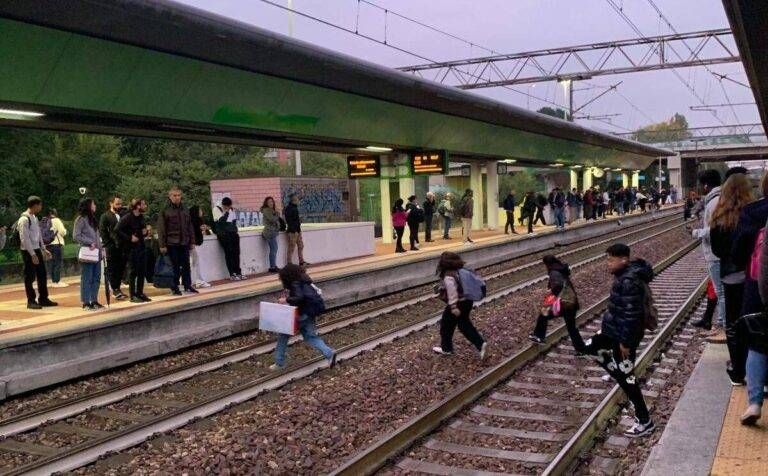 Trenord, persone sui binari a Bollate e Bovisio: ritardi e cancellazioni trenord treni binari guasto