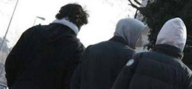 Bollate, baby-gang accerchia ragazzini e ruba vestiti appena acquistati Bollate baby-gang ruba abiti
