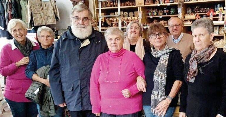 Bollate, i volontari Assopromi lavorano per preparare il Natale Bollate volontari Assopromi Natale