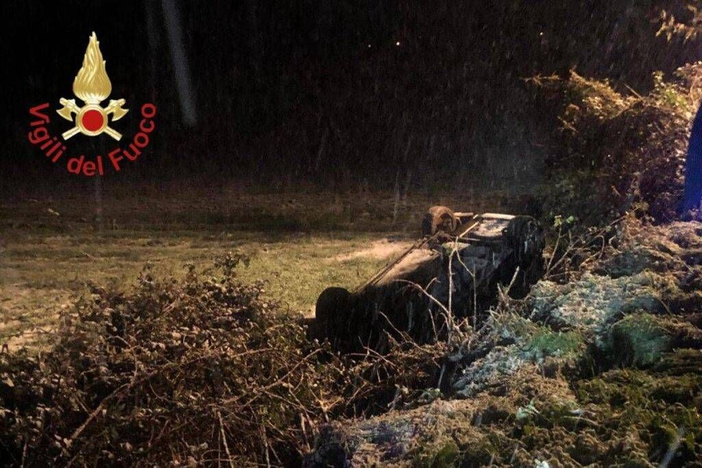 Neve sulle strade, auto si ribalta, intervengono i Vigili del fuoco di Lazzate neve ribalta