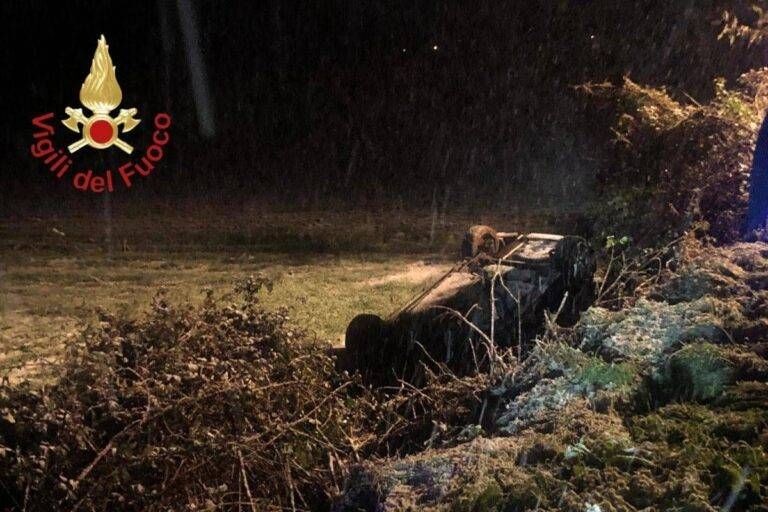Neve sulle strade, auto si ribalta, intervengono i Vigili del fuoco di Lazzate neve ribalta