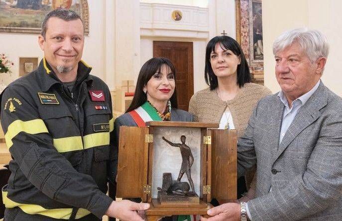 Garbagnate, due prestigiosi premi al pompiere eroe Garbagnate premi pompiere eroe