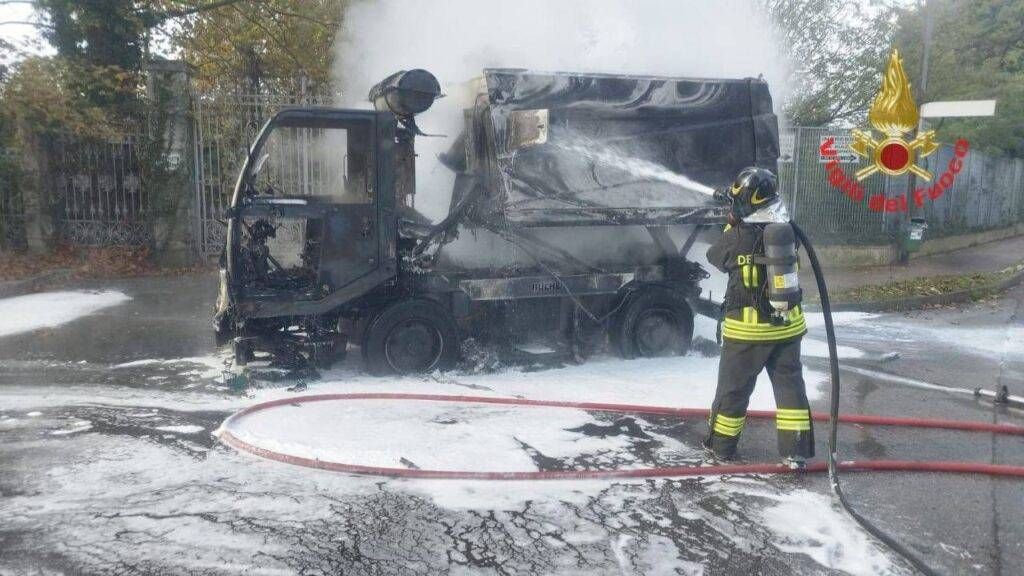 Incendio spazzatrice in strada a Cesano Maderno IMG 20241108 135858 701 1024x576